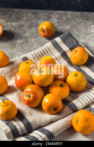 Rohe Orange Organic Tejocote Äpfel in einem Haufen Stockfoto