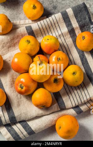 Rohe Orange Organic Tejocote Äpfel in einem Haufen Stockfoto