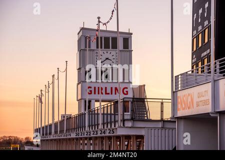 Chichester, Dezember 15. 2022: Der Kontrollturm auf der Goodwood Motor Racing Circuit Stockfoto