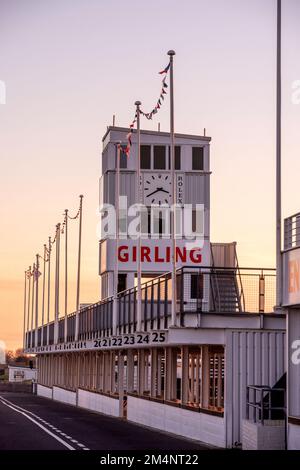 Chichester, Dezember 15. 2022: Der Kontrollturm auf der Goodwood Motor Racing Circuit Stockfoto