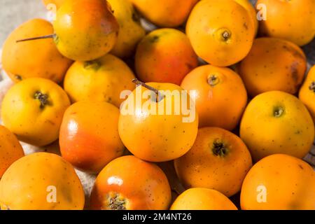 Rohe Orange Organic Tejocote Äpfel in einem Haufen Stockfoto