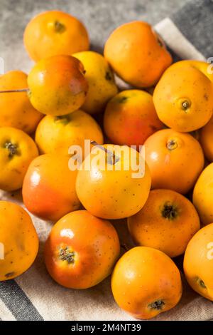 Rohe Orange Organic Tejocote Äpfel in einem Haufen Stockfoto