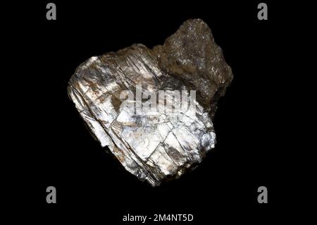 Muscovite, auch bekannt als gewöhnlicher Glimmer, Inselgläser oder Kali-Glimmer. Silicatmineralien mit sehr perfekter Basalspaltung werden in dünne Bleche geteilt. Stockfoto