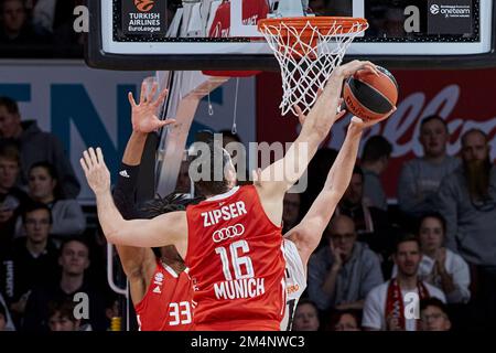 2022/23 EuroLeague | FC Bayern München gegen Real Madrid. MUSA Dzanan (Real Madrid Basketball RMB31). ZIPSER Paul (FC Bayern München FCBB16) Stockfoto