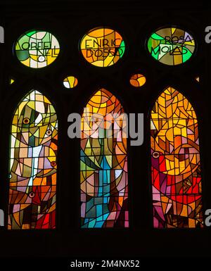 Sagrada Familia Kathedrale mit bunten Glaselementen, Barcelona, Katalonien, Spanien Stockfoto