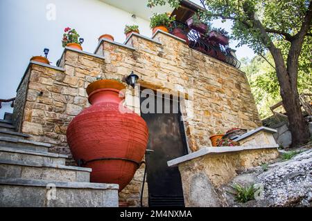 Braune alte große Tonamphoren auf Photos Island, Griechenland, vor dem Haus freigelegt, handgefertigt von lokalen Handwerkern. Stockfoto