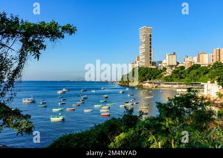 Blick auf die Stadt und die Gebäude von Salvador in Bahia mit Blick auf das Meer mit seinen Booten Stockfoto