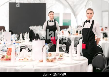 Junge Kellnerin im Bankettsaal des Restaurants Stockfoto
