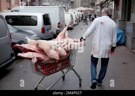 Trotz des erheblichen Preisanstiegs ist die Nachfrage nach Schweinefleisch auf dem Dolac-Markt in Zagreb hoch, sodass Metzger häufig neue Mengen einbringen müssen. Schweinehälften werden in den meisten Fleischereien für 60 HRK pro Kilogramm (ca. 8 Euro) verkauft, sind aber am 22. Dezember 2022 in Zagreb, Kroatien, billiger zu finden. Foto: Patrik Macek/PIXSELL Stockfoto