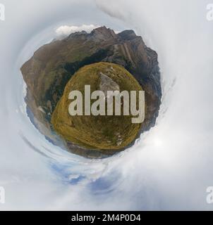 Abstrakter kleiner Planet 360-Grad-Panorama der wunderschönen Berglandschaft in der Nähe von Gavarnie mit taillon-Gipfel, Pyrenäen, Nouvelle-Aquitaine, Frankreich Stockfoto