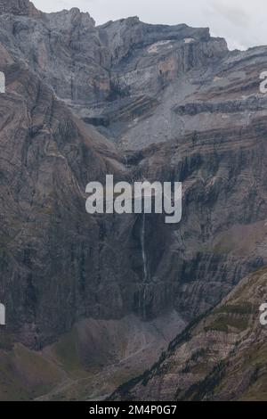 Blick auf die berühmten Gavarnie-Wasserfälle in den französischen Pyrenäen im extremen Gelände mit massiven Felswänden, Nouvelle-Aquitaine, Frankreich Stockfoto