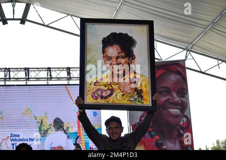 Eine Person hält ein Porträtbild von Kolumbiens Vizepräsidentin Francia Marquez während der regionalen Friedensgespräche Kolumbiens in Pasto, Narino - Kolumbien am 19. November 2022 Foto von Camilo Erasso/Long Visual Press Stockfoto