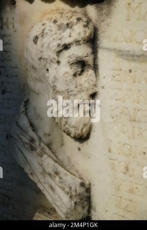 Relief auf einem Sarkophag in der antiken Stadt Aphrodisias in Geyre, Aydin, Turkiye Stockfoto