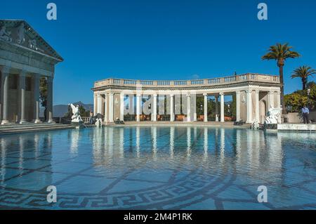 14. November 2011, San Simeon, CA, USA: Der opulente Neptune Pool im Hearst Castle in San Simeon, CA. Stockfoto