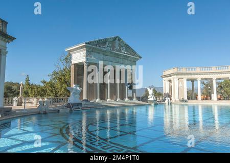 14. November 2011, San Simeon, CA, USA: Der opulente Neptune Pool im Hearst Castle in San Simeon, CA. Stockfoto