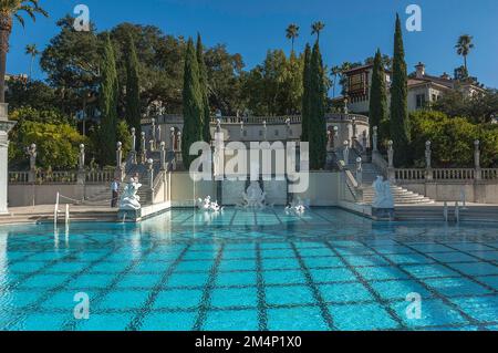 14. November 2011, San Simeon, CA, USA: Der opulente Neptune Pool im Hearst Castle in San Simeon, CA. Stockfoto