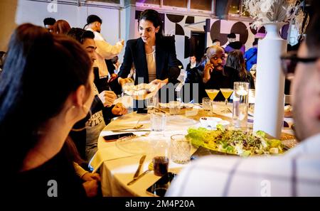 DEN HAAG - Influencer Anna Nooshin während eines Abendessens für junge Flüchtlinge. NPO FunX organisiert das Good Vibes Dinner, bei dem junge Flüchtlinge mit Gleichaltrigen in Kontakt kommen. ANP ROBIN UTRECHT niederlande raus - belgien raus Stockfoto