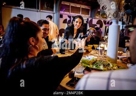 DEN HAAG - Influencer Anna Nooshin während eines Abendessens für junge Flüchtlinge. NPO FunX organisiert das Good Vibes Dinner, bei dem junge Flüchtlinge mit Gleichaltrigen in Kontakt kommen. ANP ROBIN UTRECHT niederlande raus - belgien raus Stockfoto