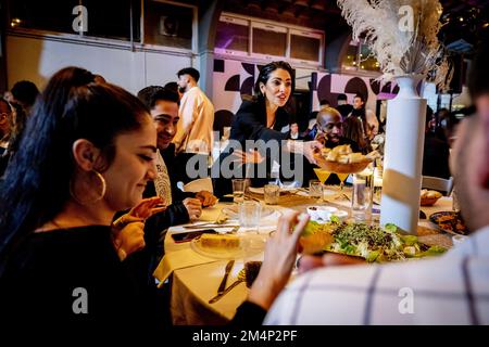 DEN HAAG - Influencer Anna Nooshin während eines Abendessens für junge Flüchtlinge. NPO FunX organisiert das Good Vibes Dinner, bei dem junge Flüchtlinge mit Gleichaltrigen in Kontakt kommen. ANP ROBIN UTRECHT niederlande raus - belgien raus Stockfoto