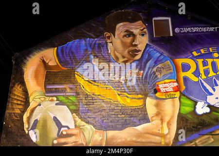 Ein Wandgemälde von Leeds Rhinos-Spieler Sir Kevin Sinfield auf einem Giebelende in der Gegend von Headingley in Leeds. Geschaffen von dem Künstler James Archer Stockfoto