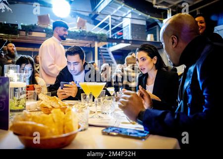 DEN HAAG - Influencer Anna Nooshin während eines Abendessens für junge Flüchtlinge. NPO FunX organisiert das Good Vibes Dinner, bei dem junge Flüchtlinge mit Gleichaltrigen in Kontakt kommen. ANP ROBIN UTRECHT niederlande raus - belgien raus Stockfoto