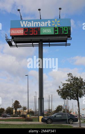 San Antonio, USA. 16. Dezember 2022. Ein Wal-Mart-Ladenschild mit Kraftstoffpreisen entlang der SW Loop 410 in San Antonio, Texas, USA, am 16. Dezember 2022. Laut CNN ist der nationale Durchschnittspreis für Benzin auf den niedrigsten Stand seit September 2021 gesunken. (Foto: Carlos Kosienski/Sipa USA) Guthaben: SIPA USA/Alamy Live News Stockfoto