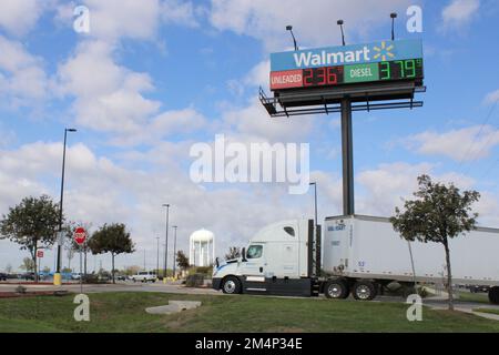 San Antonio, USA. 16. Dezember 2022. Ein Wal-Mart-Ladenschild mit Kraftstoffpreisen entlang der SW Loop 410 in San Antonio, Texas, USA, am 16. Dezember 2022. Laut CNN ist der nationale Durchschnittspreis für Benzin auf den niedrigsten Stand seit September 2021 gesunken. (Foto: Carlos Kosienski/Sipa USA) Guthaben: SIPA USA/Alamy Live News Stockfoto