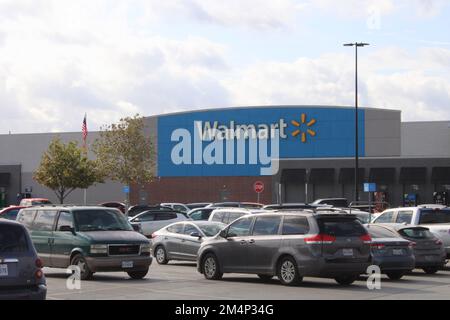 San Antonio, USA. 16. Dezember 2022. Vorderansicht des Walmart-Stores am 16. Dezember 2022 in San Antonio, Texas, USA, 7239 SW Loop 410. (Foto: Carlos Kosienski/Sipa USA) Guthaben: SIPA USA/Alamy Live News Stockfoto