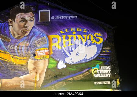 Ein Wandgemälde von Leeds Rhinos-Spieler Sir Kevin Sinfield auf einem Giebelende in der Gegend von Headingley in Leeds. Geschaffen von dem Künstler James Archer Stockfoto