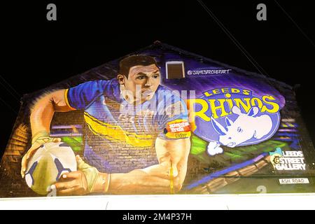 Ein Wandgemälde von Leeds Rhinos-Spieler Sir Kevin Sinfield auf einem Giebelende in der Gegend von Headingley in Leeds. Geschaffen von dem Künstler James Archer Stockfoto