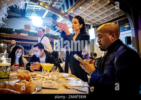 DEN HAAG - Influencer Anna Nooshin während eines Abendessens für junge Flüchtlinge. NPO FunX organisiert das Good Vibes Dinner, bei dem junge Flüchtlinge mit Gleichaltrigen in Kontakt kommen. ANP ROBIN UTRECHT niederlande raus - belgien raus Stockfoto