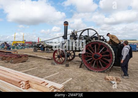 Tarrant Hinton.Dorset.United Kingdom.August 25. 2022.Ein 1920 Ruston und Hornsby Mehrzweck-Antriebsmotor namens Oliver betreibt ein kreisförmiges Stockfoto