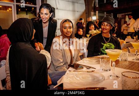 DEN HAAG - Influencer Anna Nooshin während eines Abendessens für junge Flüchtlinge. NPO FunX organisiert das Good Vibes Dinner, bei dem junge Flüchtlinge mit Gleichaltrigen in Kontakt kommen. ANP ROBIN UTRECHT niederlande raus - belgien raus Stockfoto