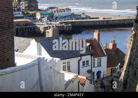 Whitby, Whitby, ist ein, Küstenstreifen, Stadt, Hafen, Und eine zivile Gemeinde in der Gemeinde Scarborough, North Yorkshire, England. Whitby liegt an der Ostküste von Yorkshire an der Mündung des Flusses Esk und hat ein maritimes, mineralisches und touristisches Erbe. Stockfoto