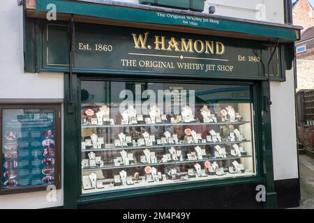 Whitby, Whitby, ist ein, Küstenstreifen, Stadt, Hafen, Und eine zivile Gemeinde in der Gemeinde Scarborough, North Yorkshire, England. Whitby liegt an der Ostküste von Yorkshire an der Mündung des Flusses Esk und hat ein maritimes, mineralisches und touristisches Erbe. Stockfoto