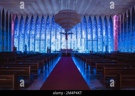 Das blaue Innere der Don Bosco Kirche in Brasilia, Brasilien Stockfoto