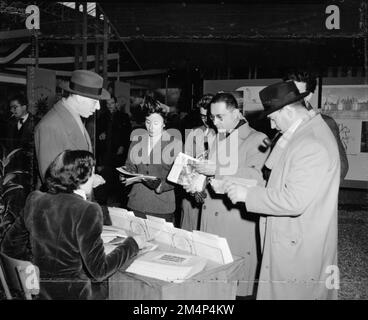 Marshall Plan Aid to French Tourism, ausgestellt auf der Pariser Ausstellung. Fotos von Marshall-Plan-Programmen, Ausstellungen und Personal Stockfoto