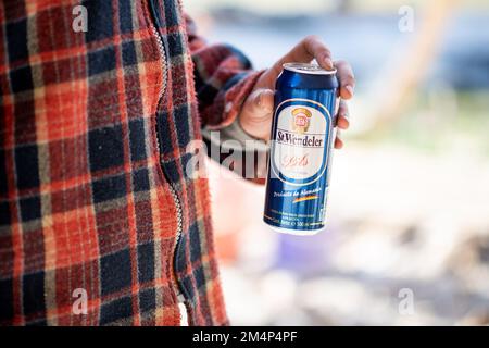 St. Wendeler Bier. Nahaufnahme, die ich bekam, als ich einen Auftritt für die deutsche Marke drehte. Ich denke, diese lebendigen Farben passen gut zum Bild. Stockfoto