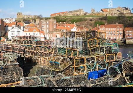 Whitby, Whitby, ist ein, Küstenstreifen, Stadt, Hafen, Und eine zivile Gemeinde in der Gemeinde Scarborough, North Yorkshire, England. Whitby liegt an der Ostküste von Yorkshire an der Mündung des Flusses Esk und hat ein maritimes, mineralisches und touristisches Erbe. Stockfoto