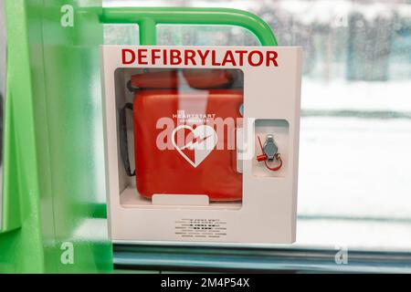 Der AED mit automatisiertem externem Defibrillator in einem weißen Kasten an der Wand ist ein Notfall-Schrittmacher für Menschen mit Herzstillstand. Herzdefibrillator Stockfoto
