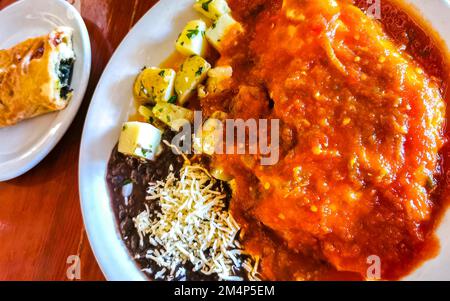 Mexikanisches Omelett mit schwarzen Bohnen Kartoffeln und Nachos auf weißem Teller in El Cafecito in Zicatela Puerto Escondido Oaxaca Mexiko. Stockfoto