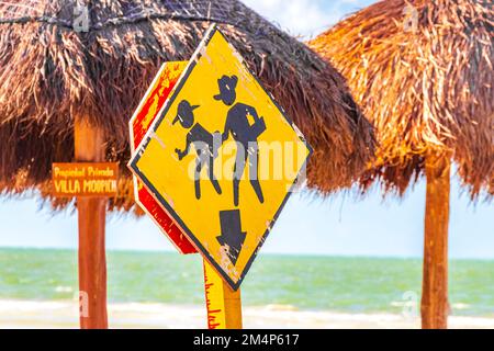 Verkehrsschilder und Straßenschilder in Richtung Isla Holbox Island in Quintana Roo Mexiko. Stockfoto