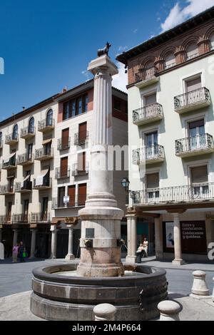 El Torico, eine alte kleine Statue eines Stiers auf einer Säule, eines der Wahrzeichen von Teruel, Aragon, Spanien Stockfoto