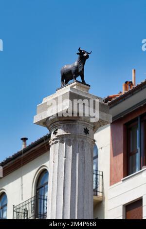 El Torico, eine alte kleine Statue eines Stiers auf einer Säule, eines der Wahrzeichen von Teruel, Aragon, Spanien Stockfoto