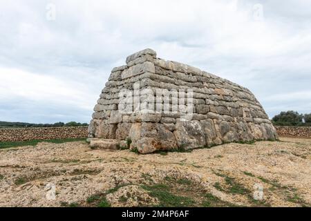 Naveta d'Es Tudons, oder Naveta von Es Tudons, prähistorisches Kammergrab auf Menorca, Balearen, Spanien. Stockfoto