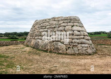 Naveta d'Es Tudons, oder Naveta von Es Tudons, prähistorisches Kammergrab auf Menorca, Balearen, Spanien. Stockfoto