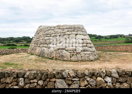 Naveta d'Es Tudons, oder Naveta von Es Tudons, prähistorisches Kammergrab auf Menorca, Balearen, Spanien. Stockfoto