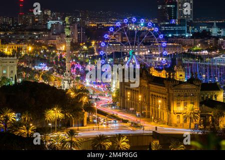 Panoramablick auf das Kolumbus-Denkmal und die Skyline der Stadt in der Nähe Stockfoto