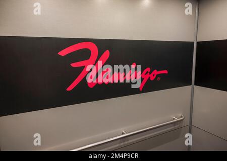 Nahaufnahme des Flamingo Hotel-Logos an der Innenwand des Aufzugs. In Las Vegas. USA. Stockfoto