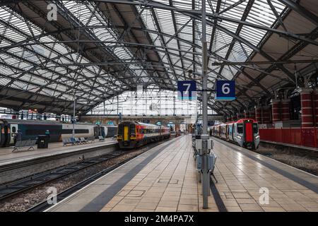 Drei Züge, die im Dezember 2022 auf den Bahnsteigen am Bahnhof Liverpool Lime Street warten. Stockfoto